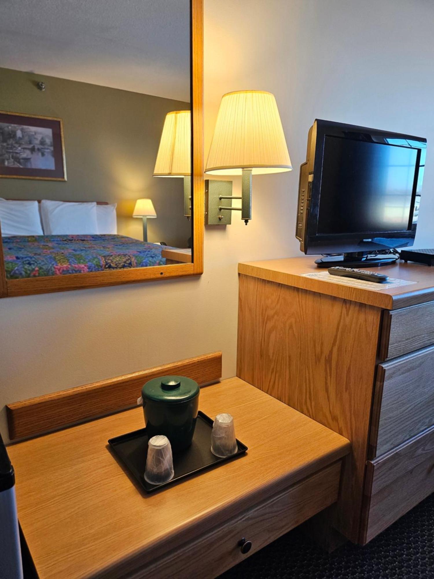 Lincoln Host Motor Inn 에스카나바 객실 사진